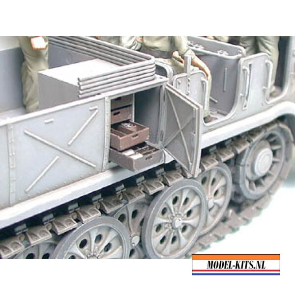 SCHWERER ZUGKRAFTWAGEN 18T (SD. KFZ. 9) 8