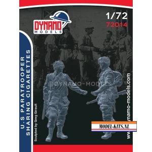 u.S. PARATROOPERS SHARING CIGARETTES