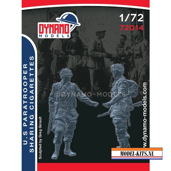 u.S. PARATROOPERS SHARING CIGARETTES