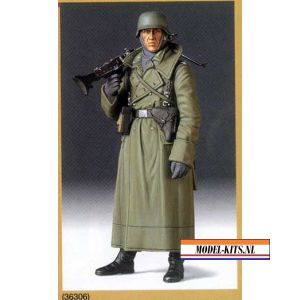 GERMAN MACHINE GUNNER IN GREATCOAT