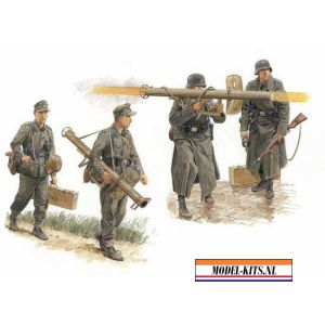 GERMAN ANTITANK TEAM WITH PANZERSCHRECK