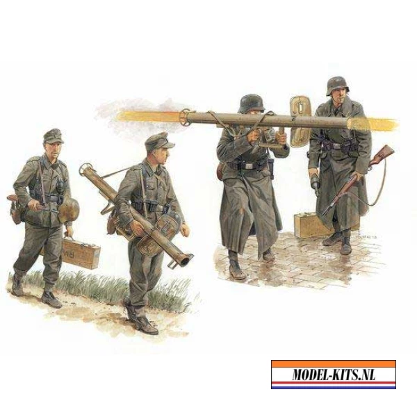 GERMAN ANTITANK TEAM WITH PANZERSCHRECK
