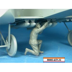 GERMAN BOMBER GROUND CREWMAN 2