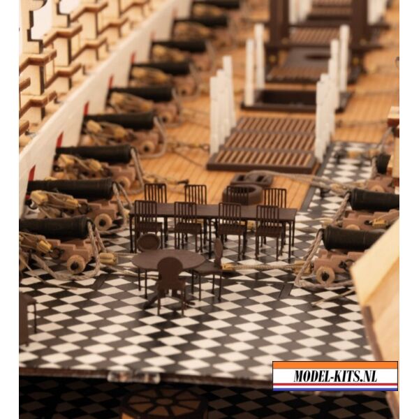 HMS Victory met volledig interieur 18